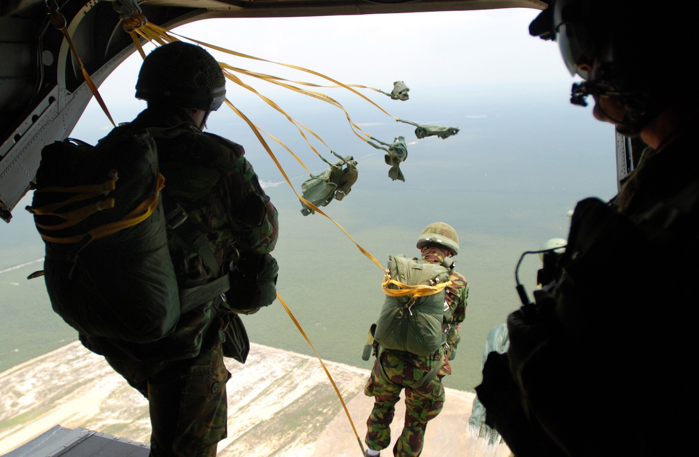 4 Para - Parachute Jump - Photo